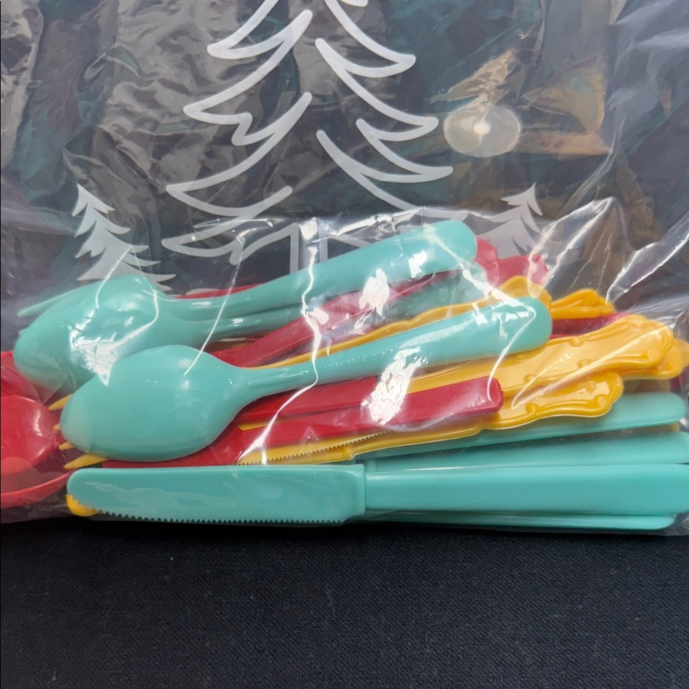 Colorful Plastic Dinnerware Set - Picture 9 of 15